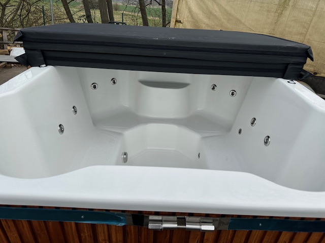 Hottub Außenofen Jacuzzi Whirlpool LED Entspannung
